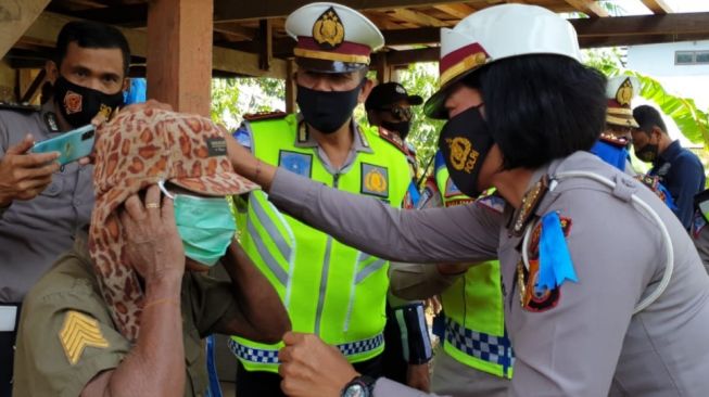 Operasi Zebra Berakhir, Polwan Gowa Bagi-bagi Masker di Hutan Pinus