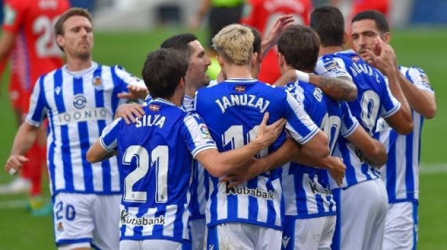 Pemain Real Sociedad Mikel Oiarzabal (ketiga kanan) merayakan golnya ke gawang Granada dalam lanjutan Liga Spanyol di Anoeta stadium, San Sebastian. ANDER GILLENEA / AFP