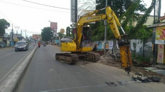 Perbaikan jalan depan BTC Mal Bekasi Timur. [Instagram@bangpepen03]