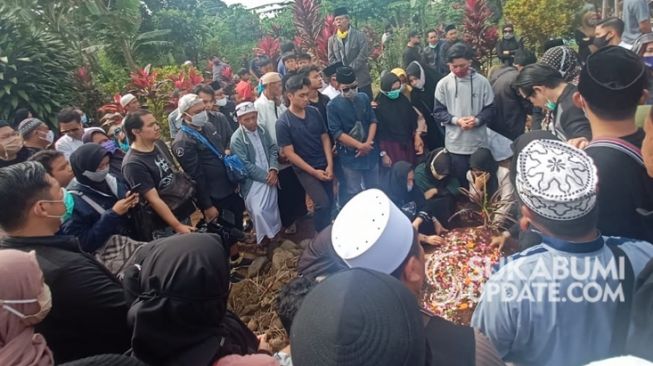 Gatot Brajamusti Dimakamkan, Keluarga Memohon Maaf atas Kesalahan Almarhum