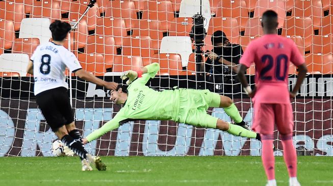 Gelandang Valencia Carlos Soler (kiri) mencetak gol penalti selama pertandingan sepak bola Liga Spanyol antara Valencia melawan Real Madrid di Stadion Mestalla, Valencia, Spanyol, Senin (9/11) dini hari WIB. 
[JOSE JORDAN / AFP]