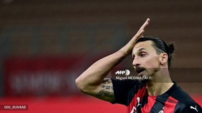 Reaksi penyerang AC Milan Zlatan Ibrahimovic saat timnya menghadapi Hellas Verona pada laga pekan ketujuh Liga Italia 2020/2021 di San Siro, Milan, Senin (9/11/2020) dini hari WIB. [Miguel MEDINA / AFP]