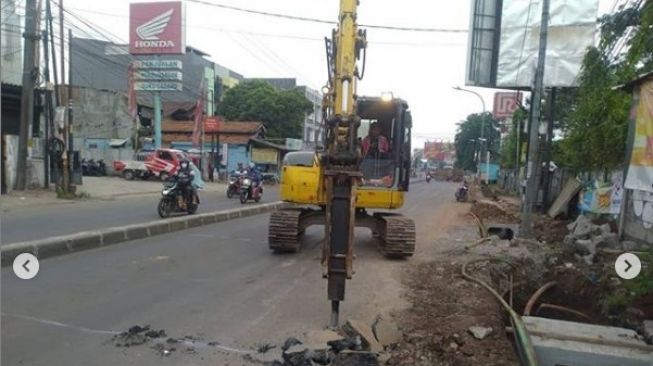 Perbaikan jalan depan BTC Mal Bekasi Timur. [Instagram@bangpepen03]