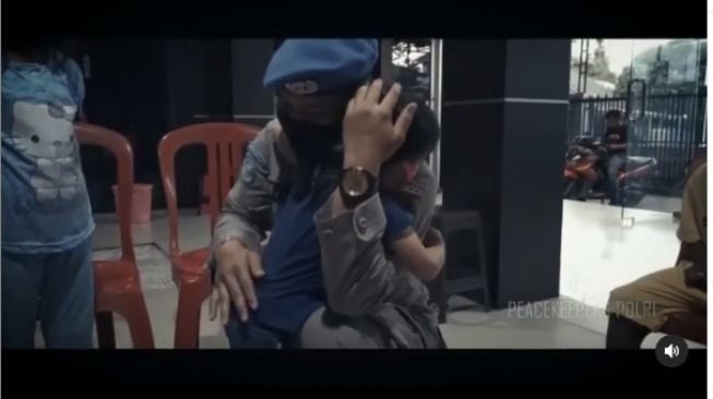 Bikin Haru, Polisi Ini Ketemu Anaknya Setelah Setahun Lebih Tugas di Afrika