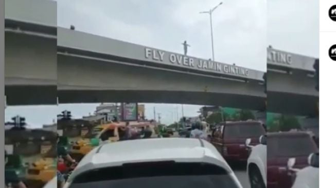 Viral Gadis Remaja Akan Terjun dari Fly Over, Teriak 'Aku Ingin Mati'