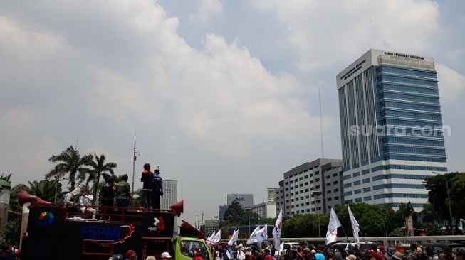 Penampakan buruh dari KSPI saat menggelar aksi tolak UU Omnibus Law di depan gedung DPR RI. (Suara.com/Bagaskara)