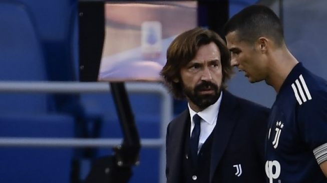 Pemain Juventus Cristiano Ronaldo (kanan) berjalan keluar lapangan di samping pelatih Andrea Pirlo saat menghadapi Lazio dalam lanjutan Liga Italia di Olympico stadium. Filippo MONTEFORTE / AFP