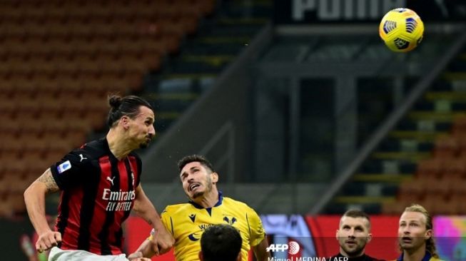 Penyerang AC Milan Zlatan Ibrahimovic mencetak gol melalui sundulan saat timnya menghadapo Hellas Verona pada laga pekan ketujuh Liga Italia 2020/2021 di San Siro, Milan, Senin (9/11/2020) dini hari WIB. [Miguel MEDINA / AFP]