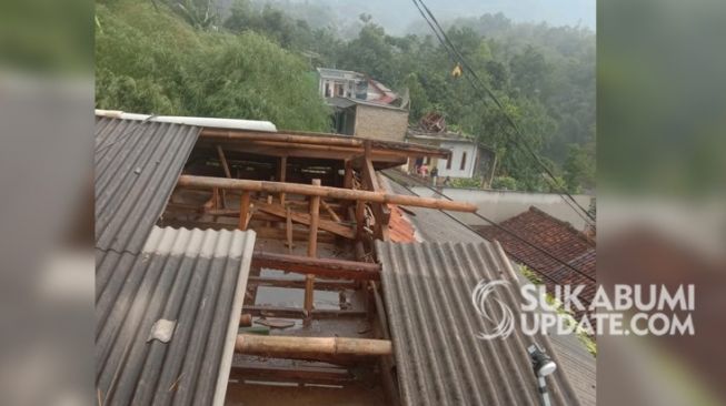 Lebih 100 Rumah di Tiga Desa Terdampak Angin Kencang di Cidahu Sukabumi