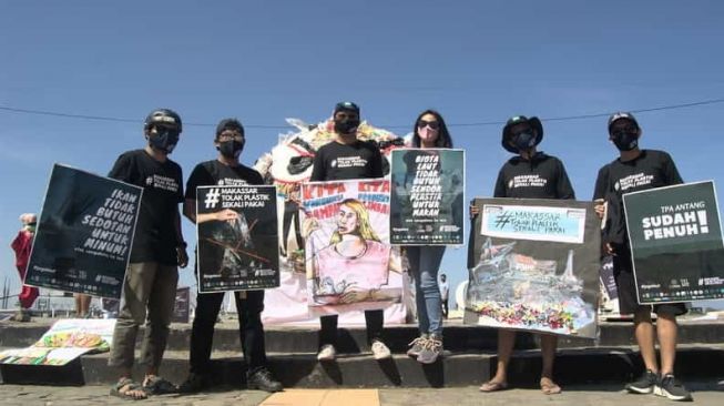 Monster Plastik ‘Serang’ Kota Makassar