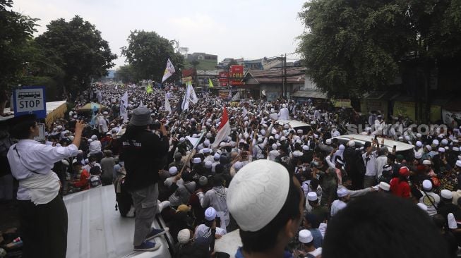 Sejumlah massa dari berbagai organisasi Islam menyambut kedatangan Imam Besar Front Pembela Islam (FPI) Habib Rizieq Shihab di markas Front Pembela Islam, Petamburan, Jakarta, Selasa (10/11/2020). [Suara.com/Angga Budhiyanto]