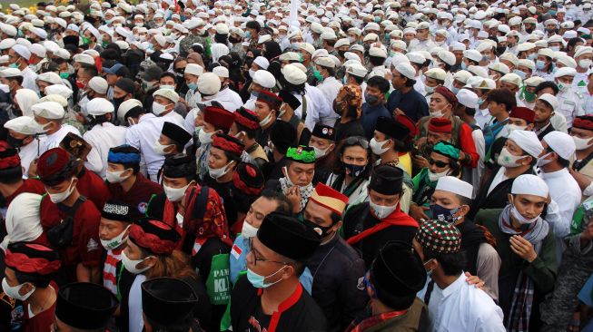 Massa dari berbagai daerah memadati akses tol menuju bandara Soekarno Hatta di Tangerang, Banten, Selasa (10/11/2020). [ANTARA FOTO/Muhammad Iqbal]