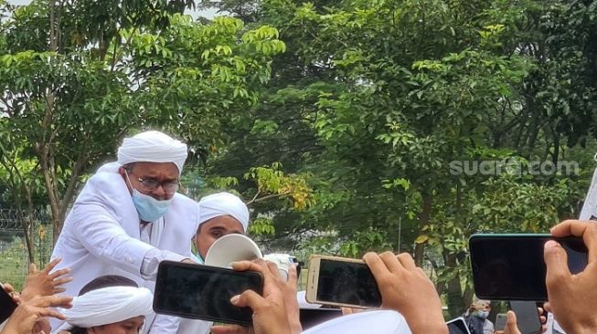 Habib Rizieq Diarak Simpatisan ke Petamburan, Tol Bandara Macet hingga 7 km