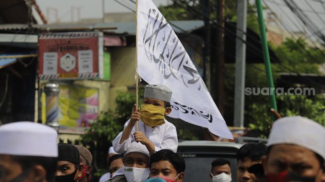 Massa dari berbagai organisasi Islam membawa bendera di Markas Front Pembela Islam (FPI), Petamburan, Jakarta, Selasa (10/11/2020). [Suara.com/Angga Budhiyanto]