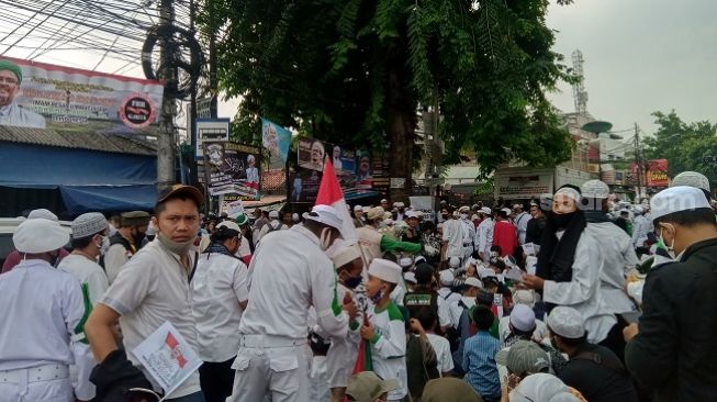 Massa menyambut kepulangan Habib Rizieq Shihab di Petamburan, Selasa (10/11/2020). (Suara.com/Arga)