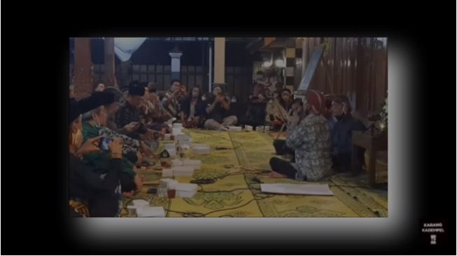 Ki Manteb Soedharsono memberikam wayang untuk Gadhing Pawukir. - (YouTube/Karang Kadempel TV)