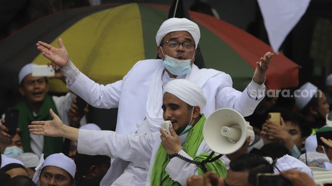 Imam Besar Front Pembela Islam (FPI) Habib Rizieq Shihab tiba di markas Front Pembela Islam, Petamburan, Jakarta, Selasa (10/11/2020). [Suara.com/Angga Budhiyanto]