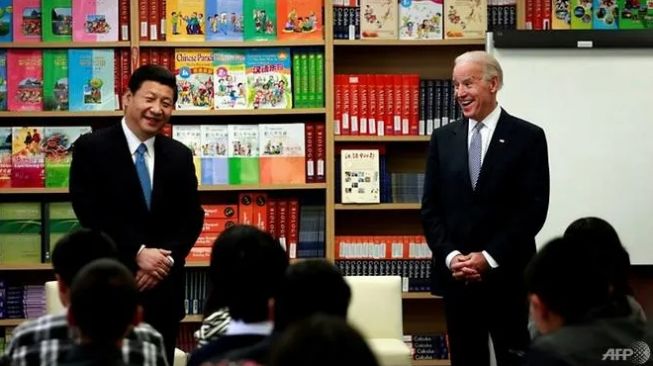 Joe Biden dan Xi Jinping berbicara kepada siswa di kelas bahasa Mandarin di South Gate, California pada tahun 2012. (AFP/Jay L Clendenin)