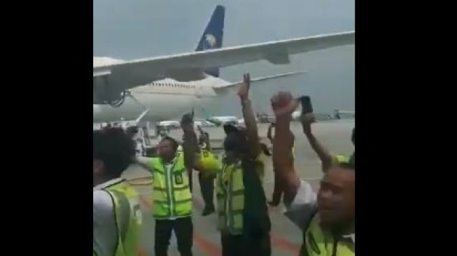 Petugas bandara soetta ikut sambut kepulangan Rizieq (Twitter/intelijenf)