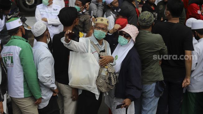 Polisi Bubarkan Massa Habib Rizieq yang Mengantar ke Polda Metro Jaya