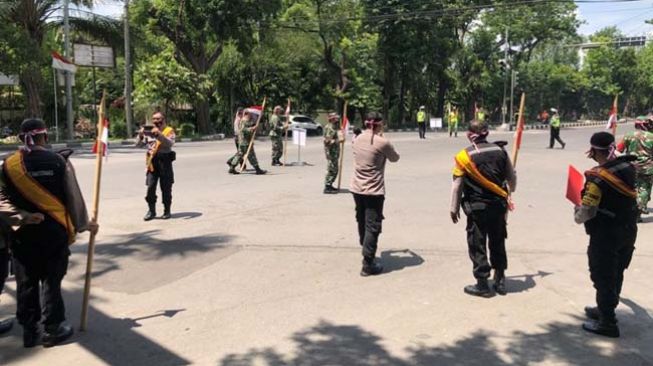 Waduh! Bersenjata Bambu Runcing, Petugas Lakukan Operasi Prokes Covid-19