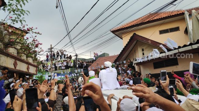 Imam Besar Front Pembela Islam (FPI) Habib Rizieq Shihab, akhirnya tiba di kediamannya Jalan Petamburan III, Gang Paksi, Petamburan, Jakarta Pusat, Selasa (10/11/2020). [Bagaskara Isdiansyah]