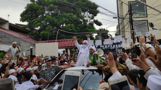Habib Rizieq Shihab saat tiba di kediaman, Jalan Petamburan III, Gang Paksi, Jakarta Pusat. (Suara.com/Bagaskara).