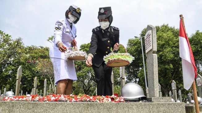 Doa Ziarah Kubur ke Makam saat Hari Pahlawan Lengkap