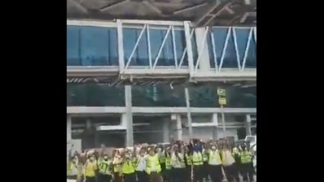 Viral Puluhan Pegawai Bandara Soetta: Habib... Habib Rizieq Allahuakbar!