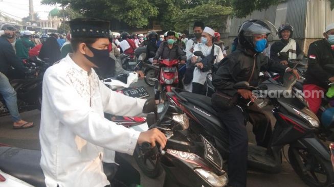 Jalan ke Bandara Soekarno-Hatta ditutup. (Suara.com/Tion)