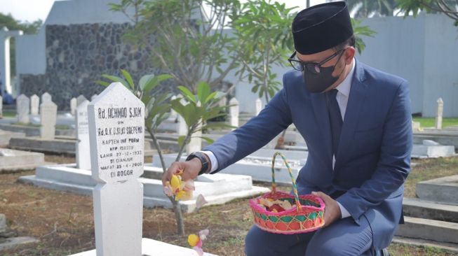Wali Kota Bogor Bima Arya pada peringatan Hari Pahlawan di Taman Makam Pahlawan (TMP) Dreded, Kota Bogor, Selasa (10/11/2020). [Foto: Ayobogor.com]