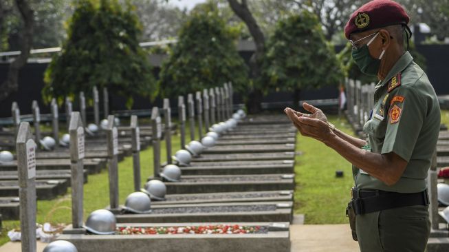 Seorang anggota Legiun Veteran Republik Indonesia (LVRI) berdoa di depan pusara pahlawan saat Upacara Ziarah Nasional di Taman Makam Pahlawan Nasional Utama (TMPU) Kalibata, Jakarta, Selasa (10/11/2020). [ANTARA FOTO/M Risyal Hidayat]