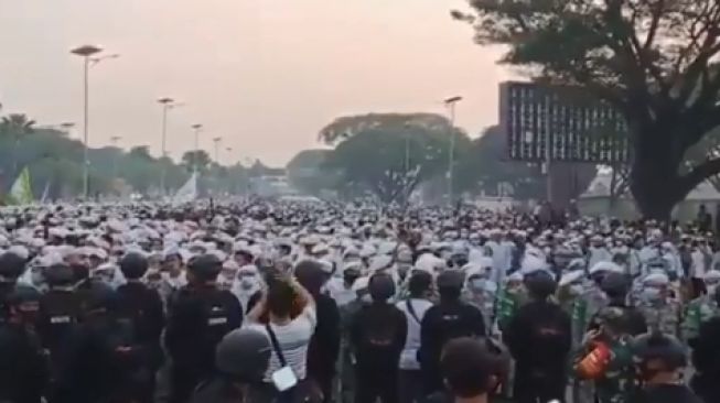 Polisi amankan massa sambut Habib Rizieq (Twitter/@DrTaufan1)