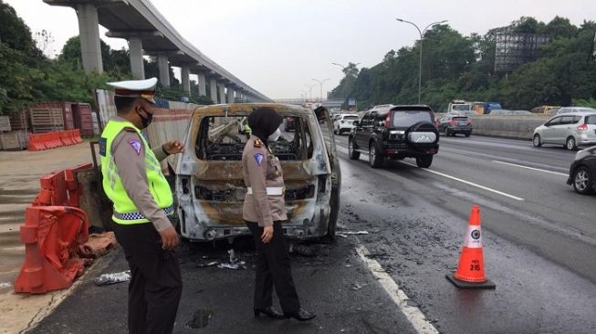 Duuar! Mobil Alphard Terbakar di Tol Jagorawi arah Cawang