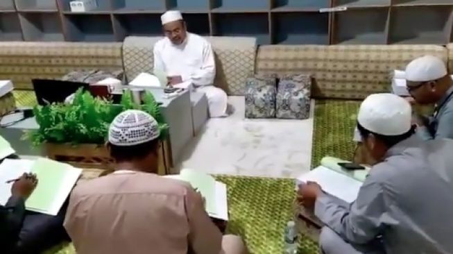 Bersama jemaahnya di Mekah menyelesaikan pembacaaan kitab karya Habib Rizieq. (Twitter/@Dpp_L1f)