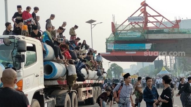 Tak Ada Takut! Puluhan Remaja Ini Nekat Naik Truk Beton Demi Habib Rizieq