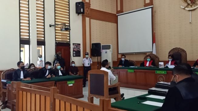 Jerinx bacakan pledoi dalam sidang di Pengadilan Negeri Denpasar, Selasa (10/11/2020). (Suara.com/Silfa)