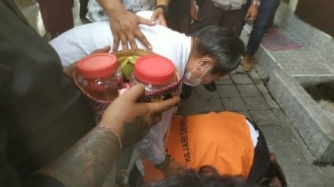 Jerinx sujud dan cium kaki ibu sebelum persidangan. (Suara.com/Silfa)