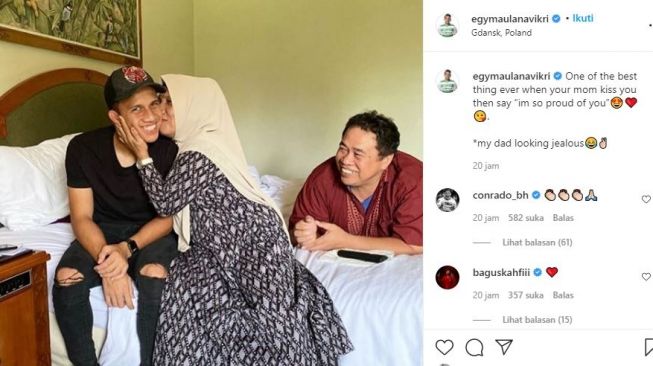 Egy Maulana Vikri mengunggah potret bersama kedua orangtuanya. (Instagram/egymaulanavikri)