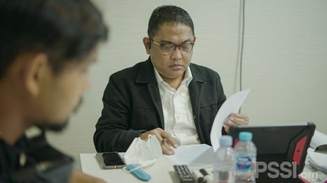 Anggota Exco PSSI sekaligus bagian dari Komite Kompetisi AFC, Endri Erawan saat mengikuti AFC Competition Comittee Meeting yang berlangsung melalui konferensi video secara virtual, Rabu (11/11/2020). (dok. PSSI).