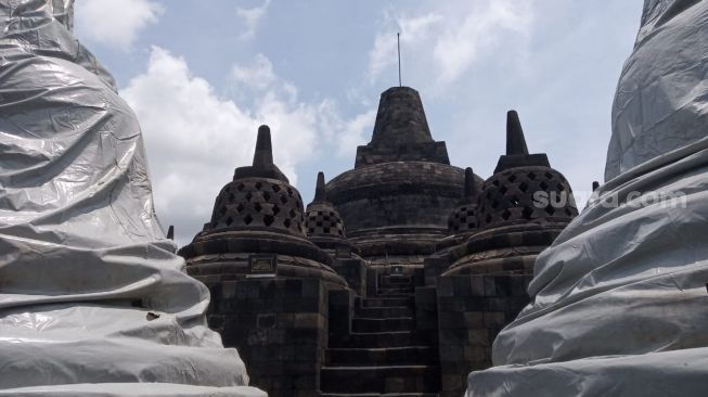 Antisipasi Abu Merapi, Bangunan Candi Borobodur Ditutup Terpaulin