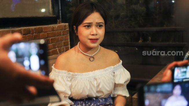 Penyanyi Brisia Jodie saat ditemui awak media di Kawasan Tendean, Jakarta Selatan, Selasa (10/11). [Suara.com/Alfian Winanto]