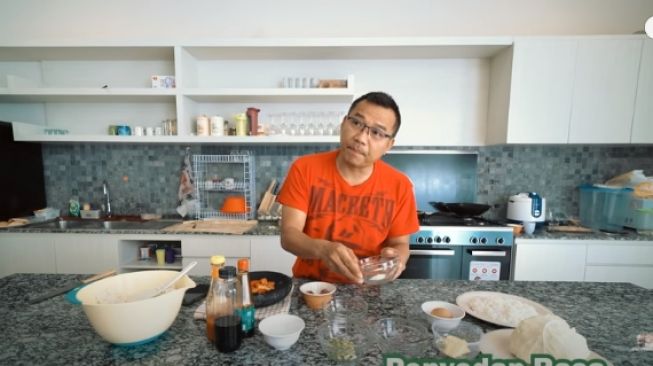 Anang Hermansyah masak nasi goreng gila untuk Ashanty. - (YouTube/TheHermansyahA6)