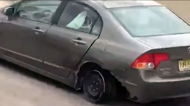 Honda Civic melaju tanpa menggunakan ban bikin takjub pengguna jalan (Youtube)