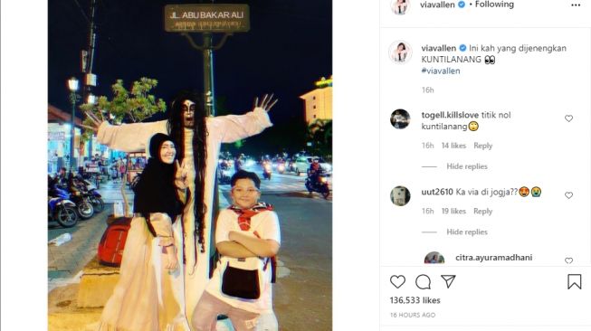 Berkunjung ke Malioboro Bareng Adiknya, Via Vallen Foto Bareng Kuntilanang