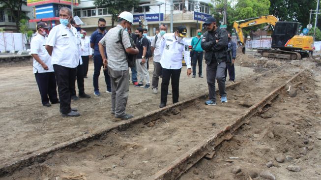 Wow! Keruk Aspal Malah Nemu Rel Trem Kuno Era Kolonial di Malang
