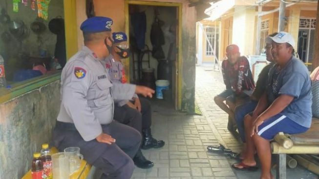 Anggota Satuan Polisi Perairan Polresta Tangerang mendatangi kediaman Awi, pemilik tempat pemancingan Tanjung Kait, Kabupaten Tangerang, Rabu (11/11/2020), yang menyaksikan langsung kemunculan hiu paus yang viral di media sosial. [Ist]