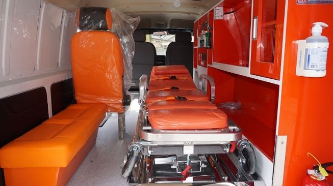 Interior Ambulans DFSK Gelora dengan ruang lapang, terdapat landasan stretcher dan perlengkapan yang bisa disesuaikan kebutuhan pemesan [DFSK].