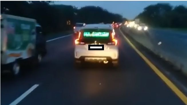 Heboh Tulisan Belakang Mobil Ini Bikin Salfok, Pemobil Dijamin Auto Goyang