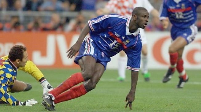 Bek Timnas Prancis Lilian Thuram mencetak gol ke gawang Kroasia di babak semifinal Piala Dunia yang berlangsung di Stade de France pada 9 Juli 1998. [AFP]